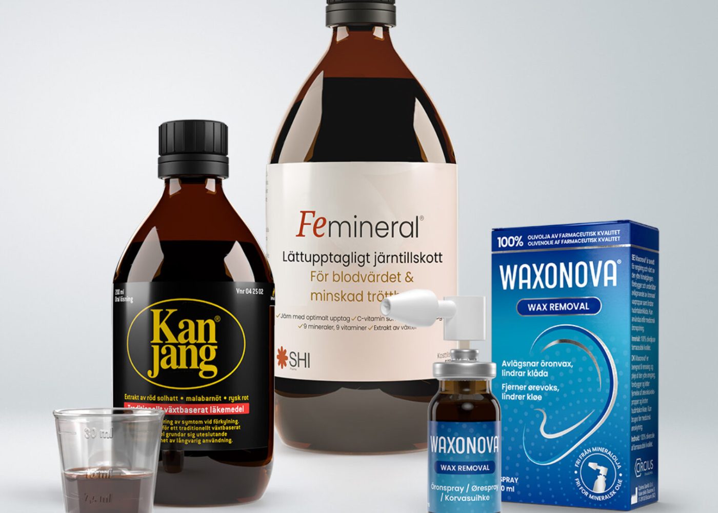 Fyra hälsoprodukter mot en ljusgrå bakgrund: två bruna flaskor märkta Kan Jang och Femineral, en blå låda och droppflaska märkt Waxonova, samt en liten mätkopp med mörk vätska.