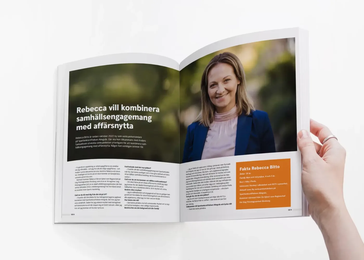 En hand håller upp en tidning med en leende kvinna i blå kavaj. På vänstersidan finns svensk text med hennes namn, Rebecca, och en kort beskrivning. På högersidan finns hennes porträtt och en liten orange faktaruta.