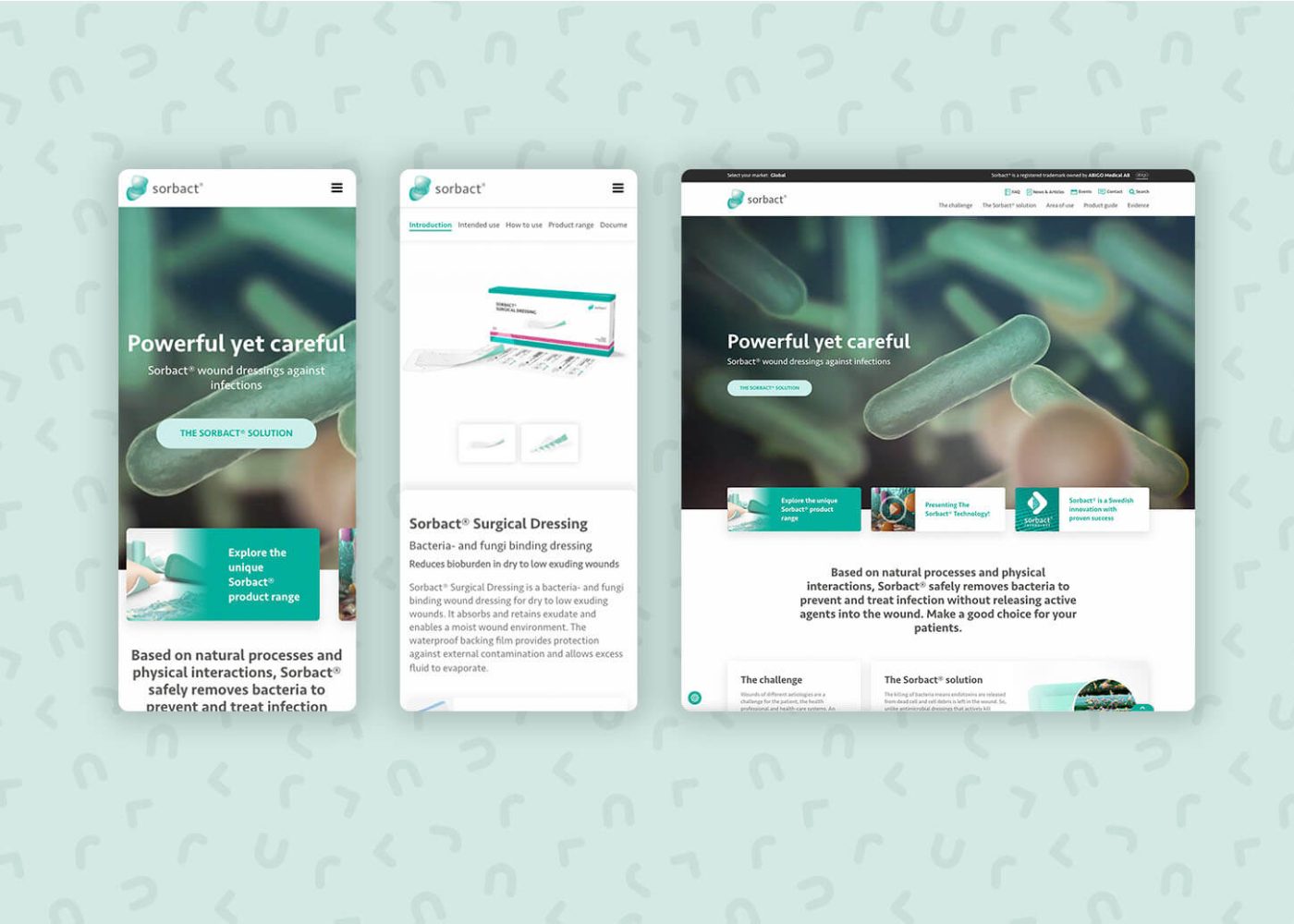 Tre digitala skärmar visar en medicinsk webbplats med gröna accenter, med information om en produkt för kirurgiska förband, bilder av mikrober och call-to-action-knappar på en ljus mönstrad bakgrund.