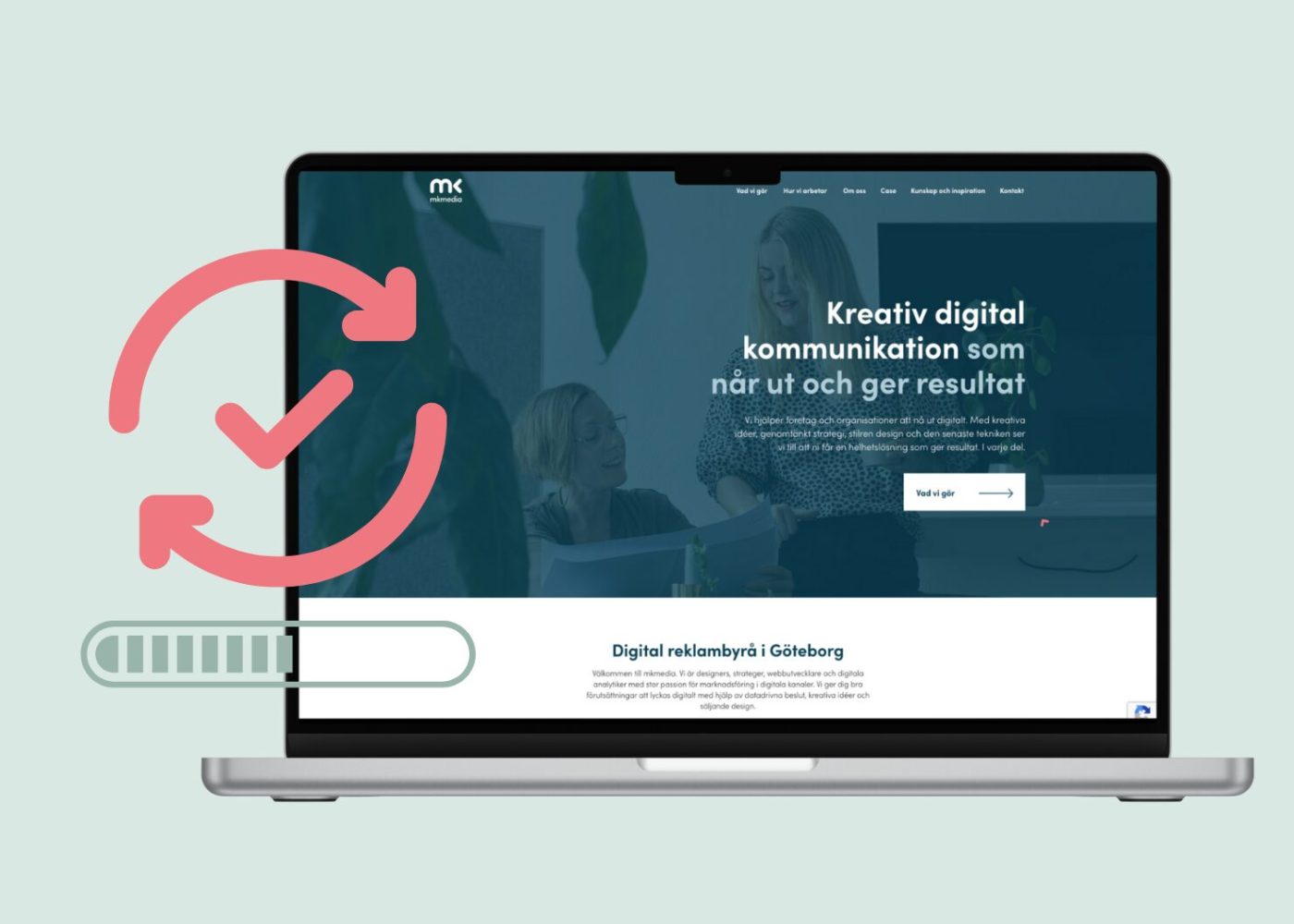 En laptop visar en webbplats om kreativ digital kommunikation. Överlagrat finns en rosa uppdateringsikon med en bock och en förloppsindikator, allt på en ljusblå bakgrund.