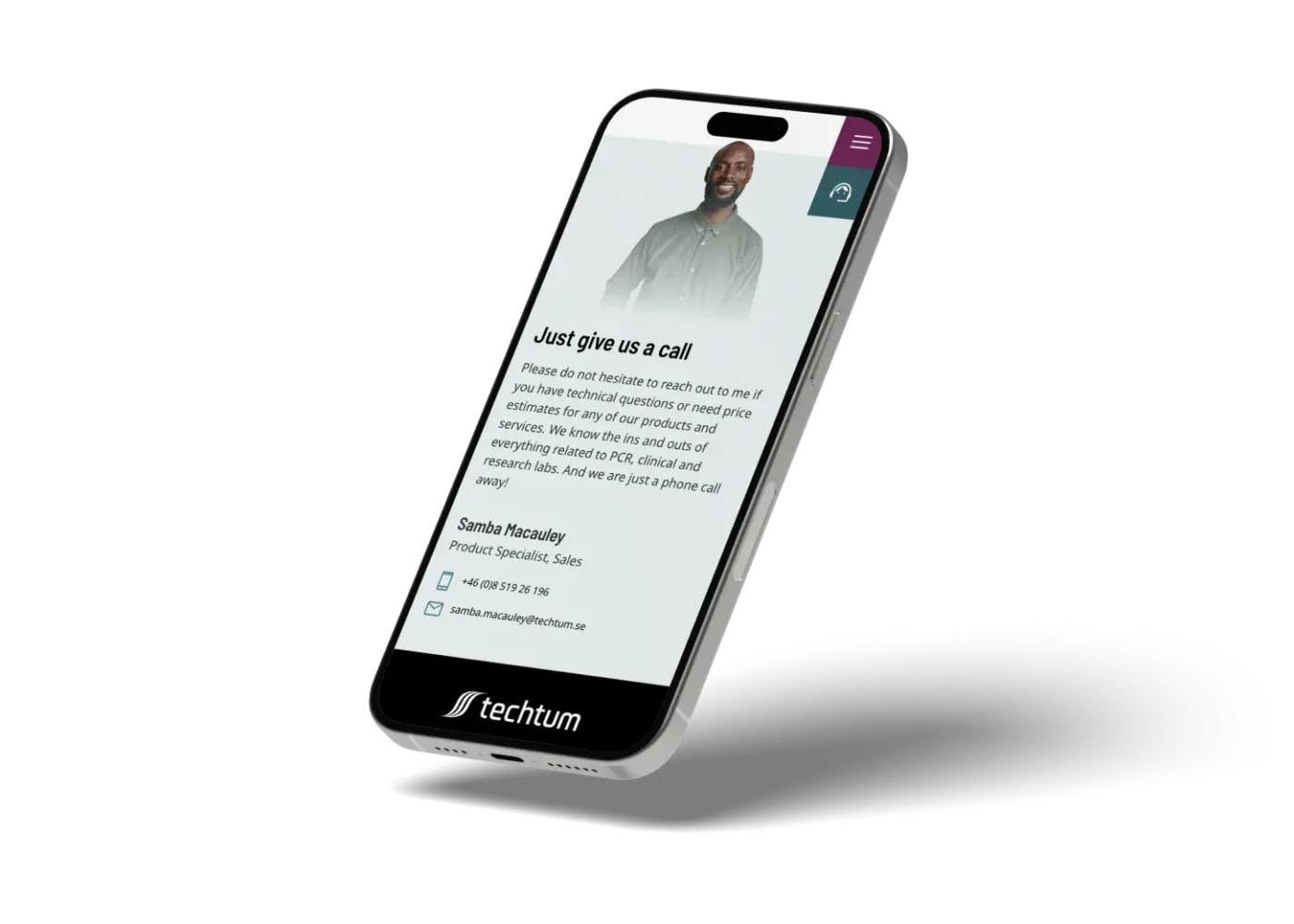 En smartphone visar en kontaktsida med ett foto av en leende man, hans namn (Sindra Macauley), titel (Product Specialist, Sales), telefon- och e-postuppgifter samt techtums logotyp längst ned på telefonen.