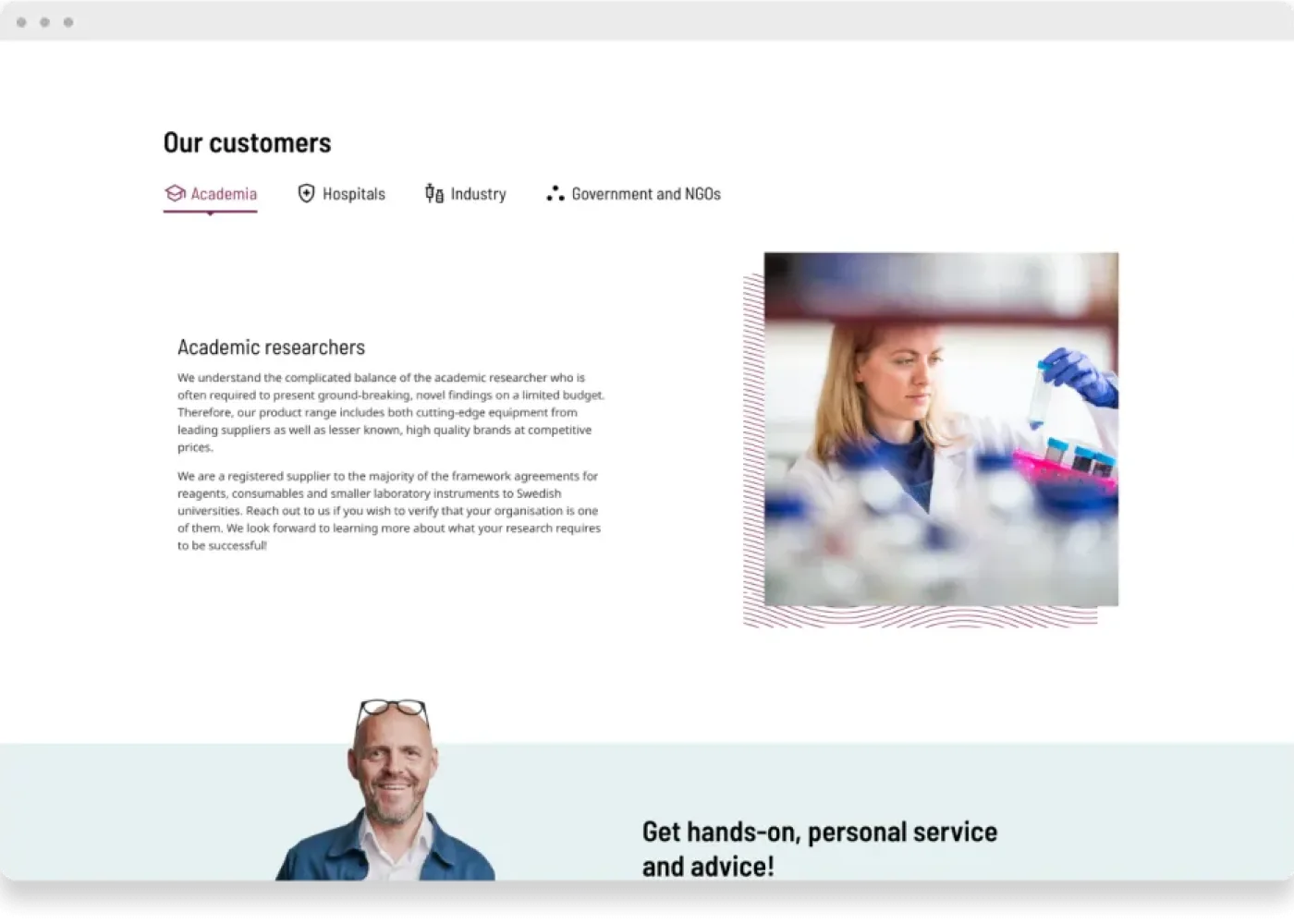 Ett avsnitt på webbplatsen med rubriken Våra kunder lyfter fram Academia. En kvinna i labbrock och handskar arbetar med labbutrustning. Nedan syns en leende man med glasögon bredvid texten Få praktisk, personlig service och rådgivning!.