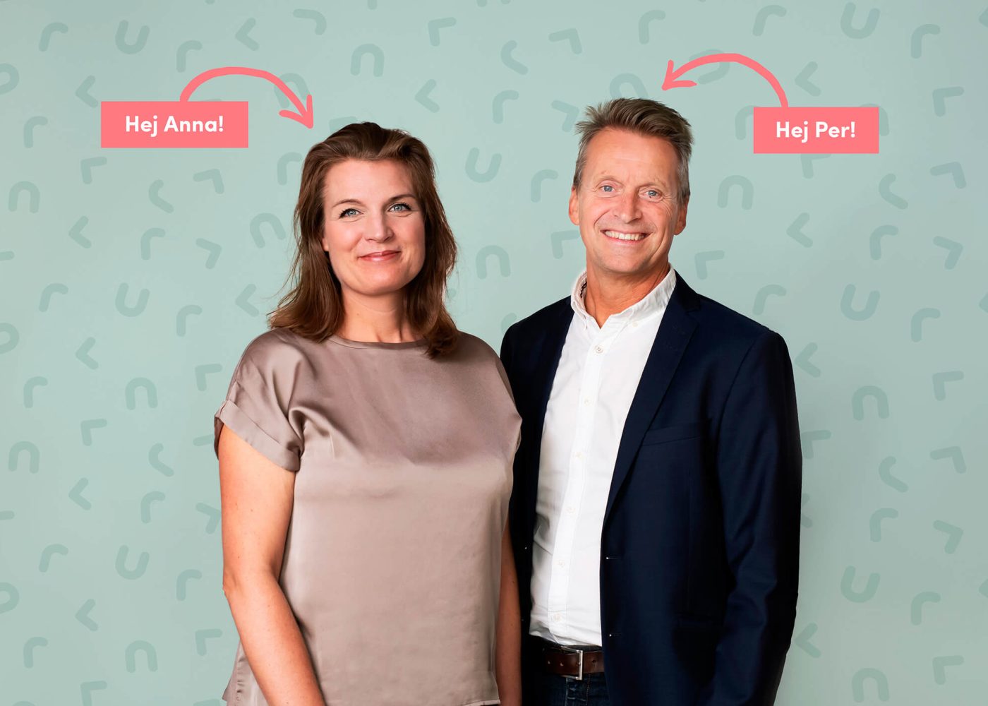 En kvinna och en man står leende framför en mönstrad bakgrund. Rosa pilar med textetiketter pekar mot var och en: Hej Anna! ovanför kvinnan till vänster och Hej Per! ovanför mannen till höger.