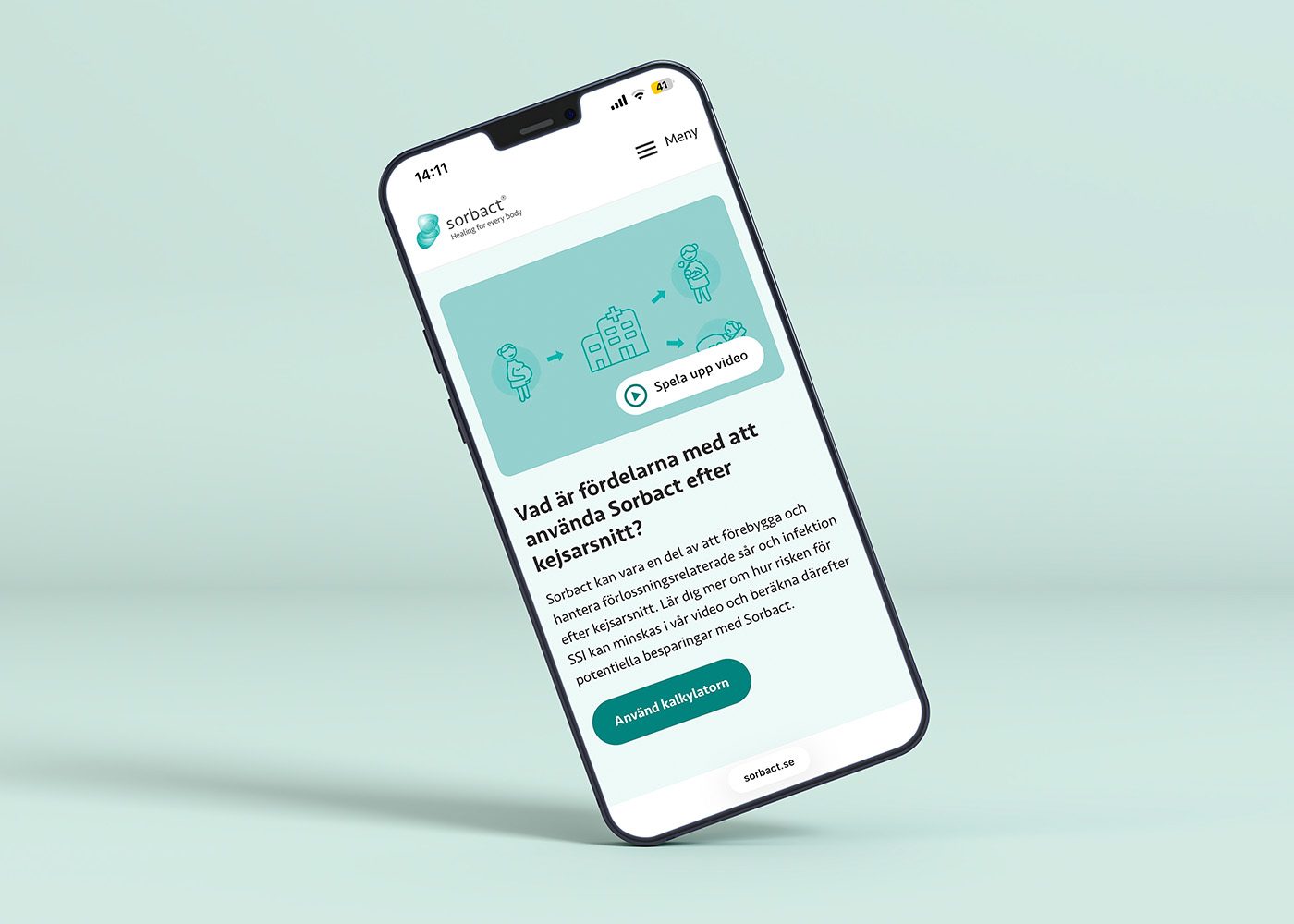 En smartphone som visar en svensk webbplats om fördelarna med att använda Sorbact efter kejsarsnitt, med gröna ikoner, text och en call-to-action-knapp mot en ljusturkos bakgrund.